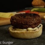 برجر لحمة مع الثوم الأسود
